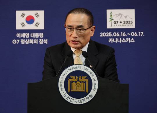 위성락 대통령실 국가안보실장이 16일(현지시간) 캐나다 앨버타주 캘거리 한 호텔의 한국 프레스센터에서 이재명 대통령의 주요 7개국(G7) 정상회의 관련 브리핑을 하고 있다. 연합뉴스.