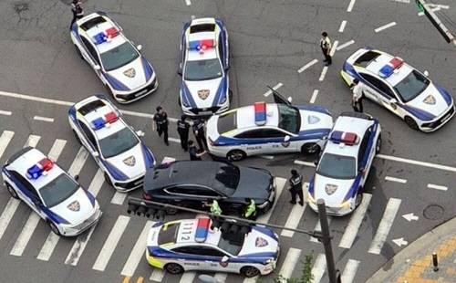 경찰에 포위된 용의차량 [독자 제공=연합뉴스]