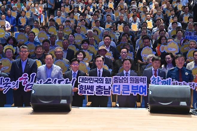 김태흠 충남지사는 16일 민선8기 4년 차 시군 시군 방문 첫 일정으로 부여군을 찾아 도민과 직접 소통하며 지속 가능한 미래 발전 방안을 모색했다.