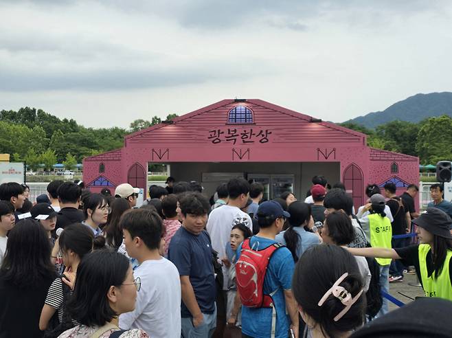 '코리아 메모리얼 푸드 페스타'에서 이원일 셰프가 준비한 광복한상 부스에 수많은 인파가 몰려 있다.