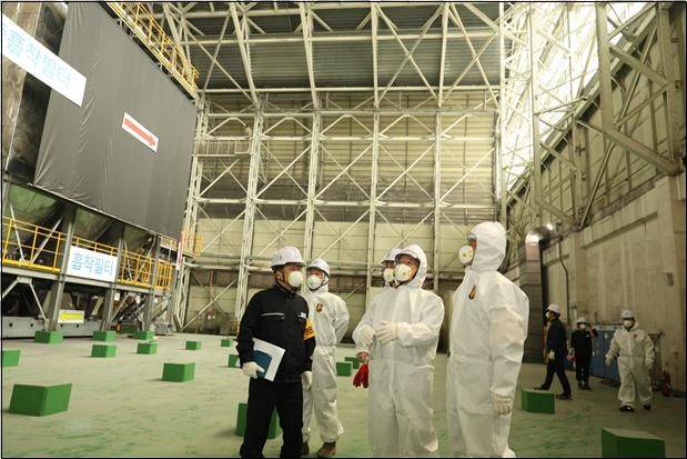 김성훈 인천환경공단 이사장과 직원들이 송도자원순환시설 집진시설을 점검하고 있다. 인천환경공단 제공.