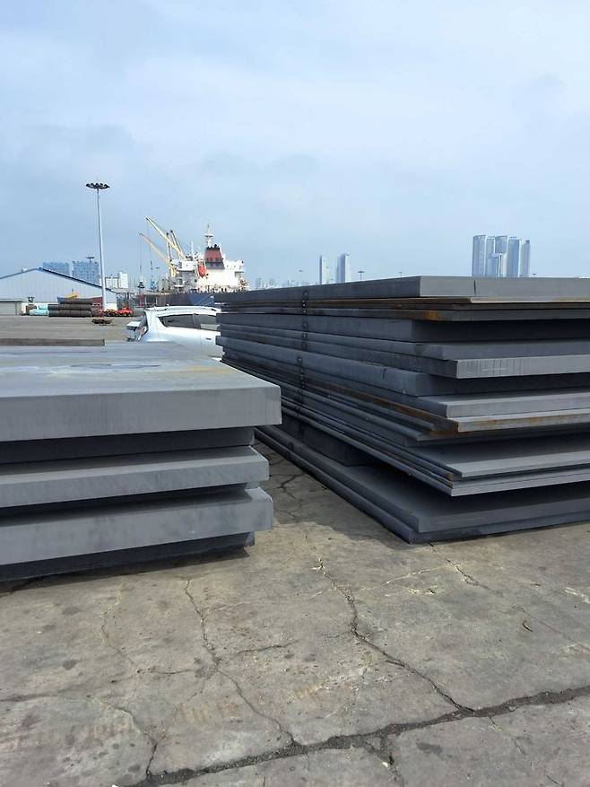 한 철강 업체가 ’컬러강판‘으로 위장해 수입한 후판.