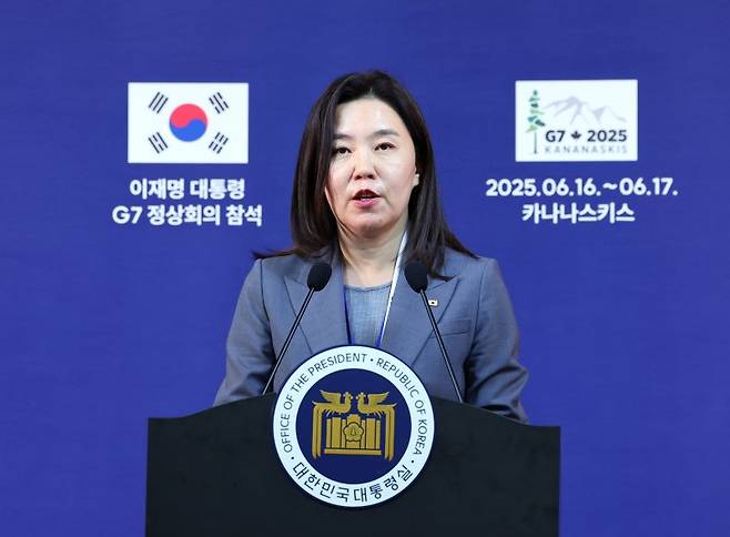 [캘거리=뉴시스] 최진석 기자 = 강유정 대변인이 16일(현지 시간) 캘거리 한 호텔에 차려진 프레스센터 내 중앙기자실에 이재명 대통령의 주요 7개국(G7) 정상회의 참석 관련 브리핑을 하고 있다. 2025.06.17. myjs@newsis.com <저작권자ⓒ 공감언론 뉴시스통신사. 무단전재-재배포 금지.> /사진=뉴시스화상