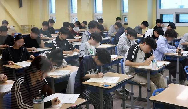 지난 4일 재수생들이 2026학년도 대학수학능력시험 6월 평가원 모의고사를 서울 양천구 종로학원 고사실에서 치르고 있다. 뉴시스