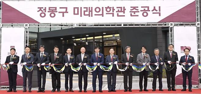 서울 성북구 고려대학교 의료원 메디사이언스파크에서 지난 16일 열린 '정몽구 미래의학관' 준공식에서 정의선 현대차그룹 회장(왼쪽 여섯번째부터)과 김재호 고려중앙학원 이사장, 김동원 고려대 총장 등 참석자들과 테이프 커팅을 하고 있다. 현대차그룹 제공