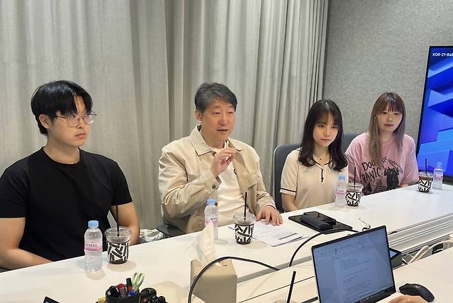 인터뷰를 진행하는 이상원 교수