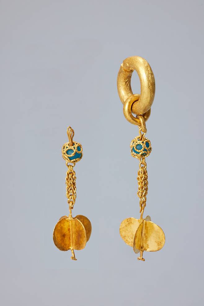 공주 왕릉원 2호분 묘실 바닥에서 출토된 귀걸이 장신구. 무령왕릉에서 출토된 왕비귀걸이와 이어지는 계통으로 분류된다. 국립부여문화유산연구소 제공