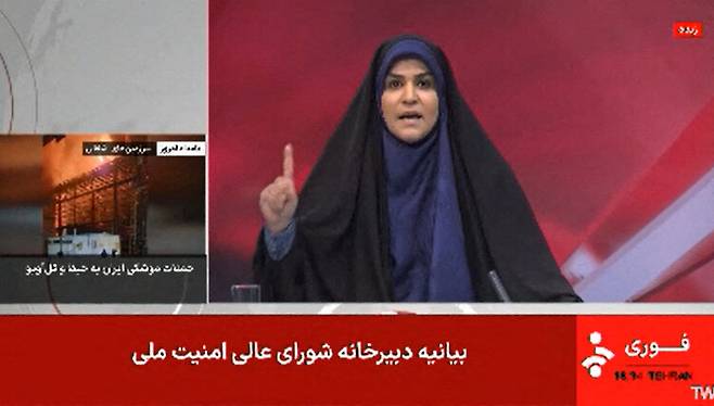 16일 이란의 국영 방송 이란이슬람공화국 방송국 건물이 이스라엘의 공격을 받아 생방송 보도가 중단됐다. 테헤란/AFP 연합뉴스. 동영상 링크 https://youtube.com/shorts/4CFbDGPnkgI?si=fF-DkN5Zp9XYPWfs