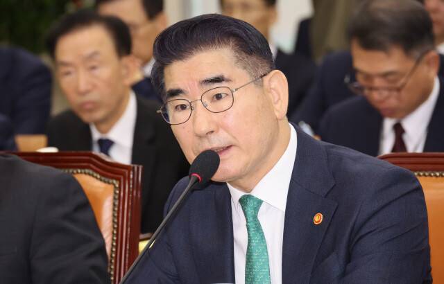 김용현 전 국방부 장관이 지난해 11월15일 오전 국회에서 열린 국방위원회 전체회의에서 내년 예산 관련 질의에 답하고 있다. 김경호 선임기자 jijae@hani.co.kr