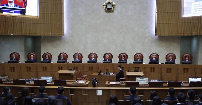 조희대 대법원장을 비롯한 대법관들이 2025년 5월1일 오후 더불어민주당 이재명 대선 후보의 공직선거법 사건 전원합의체 선고를 위해 서울 서초구 대법원 대법정에 입장해 자리에 앉아 있다. 사진공동취재단