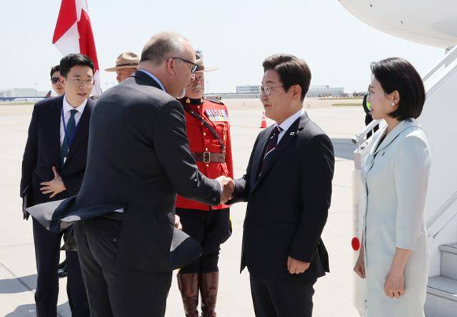 51차 주요 7개국(G7) 정상회의에 참석하는 이재명 대통령이 16일(현지시간) 캐나다 앨버타주 캘거리국제공항에 도착해 영접 인사와 악수하고 있다. 캘거리=연합뉴스