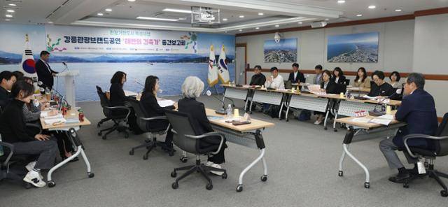 강릉시와 재단법인 강릉문화재단이 올해 4월 25일 시청에서 이주아 연출감독 등이 참석한 가운데 '해변의 건축가' 제작 중간 보고회를 하고 있다. 강릉시 제공