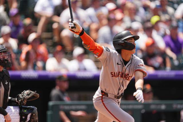 샌프란시스코 이정후가 13일(한국시간) 미국 콜로라도주 덴버의 쿠어스 필드에서 열린 2025 미국 메이저리그 콜로라도 와 경기에서 2회 중전 안타를 치고 있다. 덴버=AP/뉴시스