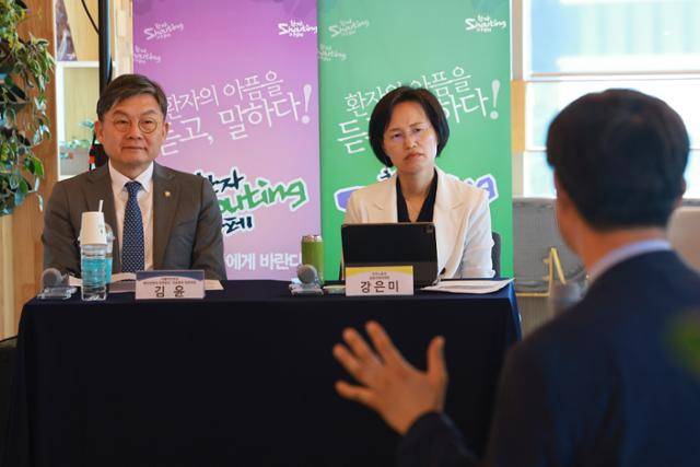 한국환자단체연합회가 지난달 26일 서울 마포구 한 북카페에서 진행했던 '환자샤우팅카페'에서 더불어민주당 중앙선대위 정책본부·직능본부 부본부장인 김윤 의원(왼쪽)과 민주노동당 강은미 공동선대위원장이 응급의료 정책 관련 안기종 환자단체연합회 회장 발언을 듣고 있다. 연합뉴스