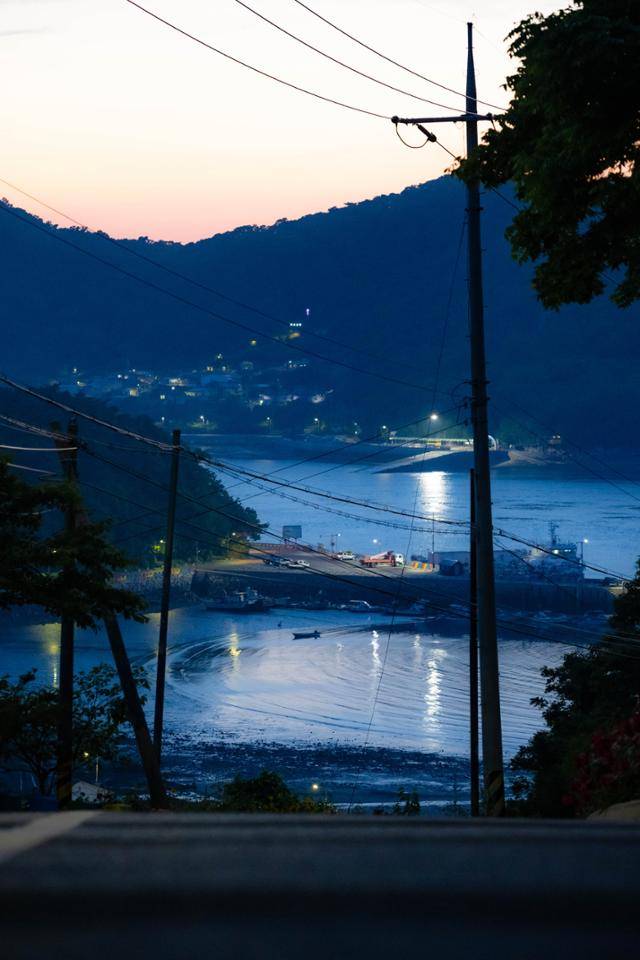 인천 옹진군 대이작도 장골고개 너머로 대이작도와 소이작도의 선착장이 보인다.