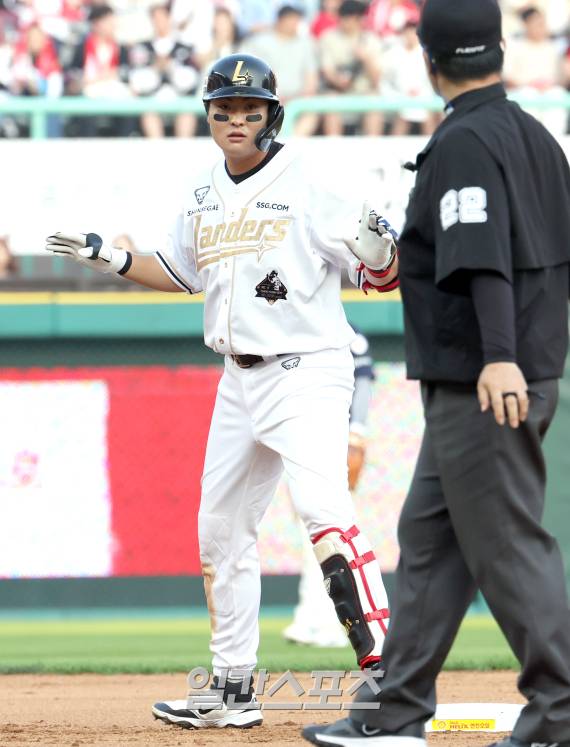14일 오후 인천 SSG 랜더스필드에서 열린 2025 프로야구 롯데 와 SSG경기. SSG 고명준이 6회 2루타를 기록한 뒤 베이스에 안착했다. 인천=정시종 기자 /2025.06.14.