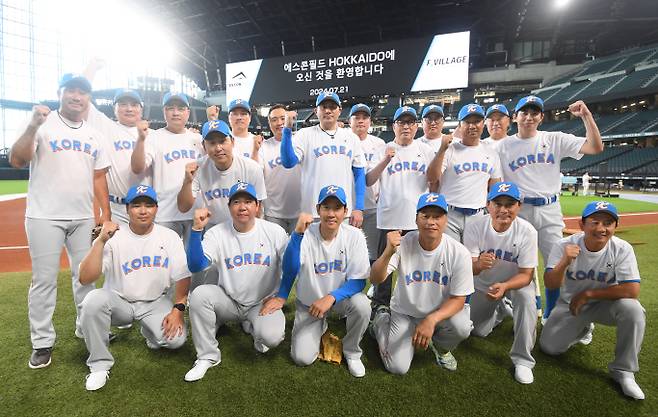 지난해 7월 21일 일본 홋카이도 에스콘필드에서 열린 한일 드림 플레이어즈 게임 훈련. 김인식 감독과 선수들이 기념촬영을 하고 있다. 홋카이도(일본)=사진공동취재단/2024.07.21/