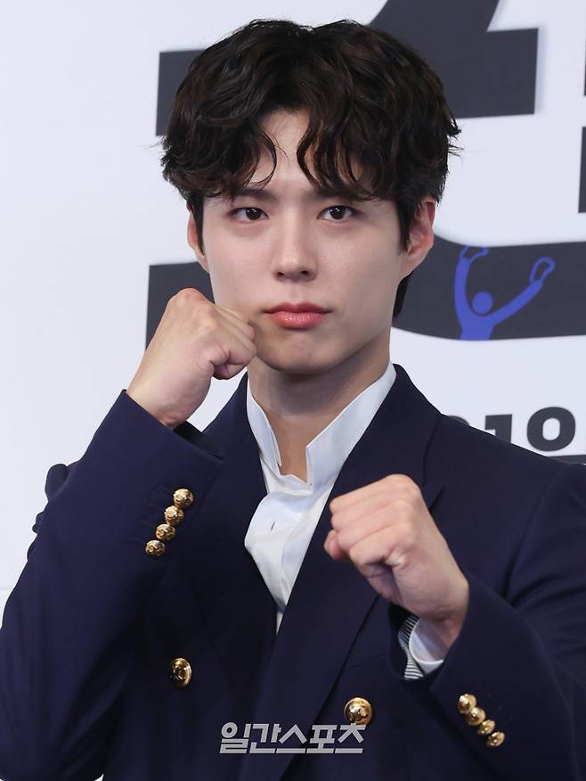 배우 박보검이 29일 오전 서울 구로구 더링크서울 트리뷰트 포트폴리오 호텔에서 열린 JTBC 토일드라마 '굿보이' 제작발표회에 참석해 포토타임을 갖고 있다. '굿보이'는 특채로 경찰이 된 메달리스트들이 메달 대신 경찰 신분증을 목에 걸고 비양심과 반칙이 판치는 세상에 맞서 싸우는 코믹 액션 청춘 수사극. 오는 31일 밤 10시 40분 첫 방송. 서병수 기자 qudtn@edaily.co.kr /2025.05.29/