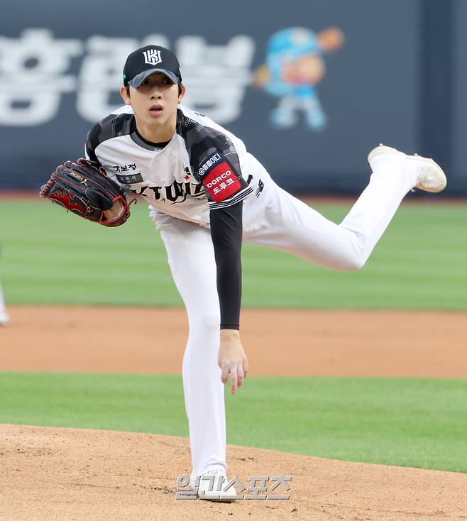 10일 오후 수원 KT위즈파크에서 열린 2025 프로야구 롯데와 KT 경기. KT 선발 오원석이 힘차게 공을 던지고 있다. 수원=정시종 기자 capa@edaily.co.kr /2025.06.10.