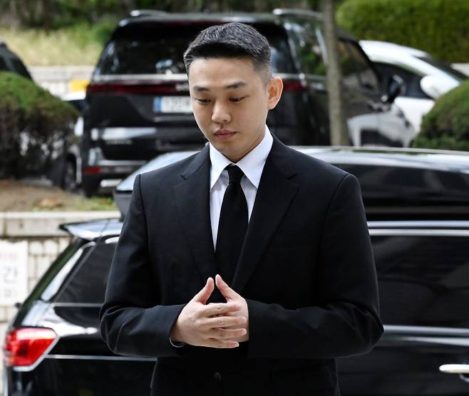 <yonhap photo-3749=""> 1심 선고기일 출석하는 유아인 (서울=연합뉴스) 이정훈 기자 = '프로포폴 상습 투약' 혐의로 기소된 배우 유아인(본명 엄홍식)이 3일 서울 서초구 중앙지법에서 열린 1심 선고기일에 출석하고 있다. 2024.9.3 [공동취재] uwg806@yna.co.kr/2024-09-03 14:08:36/ <저작권자 ⓒ 1980-2024 ㈜연합뉴스. 무단 전재 재배포 금지, AI 학습 및 활용 금지></yonhap>