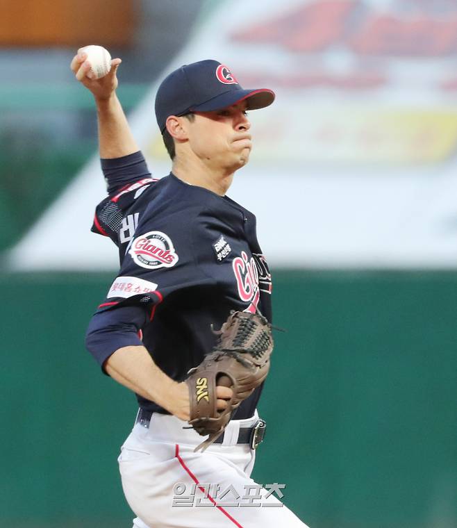 브룩스 레일리의 롯데 시절 투구 모습. IS 포토