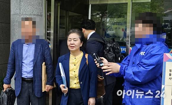 김영선 전 국회의원이 지난 16일 창원지방법원에 출석하며 취재진에게 입장을 밝히고 있다. [사진=임승제 기자]