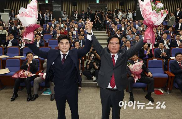 16일 서울 여의도 국회에서 열린 국민의힘 원내대표 선출 의원총회에서 새 원내대표로 당선된 송언석 의원이 김용태 비상대책위원장과 함께 두 팔 들어 인사하고 있다. [사진=곽영래 기자]