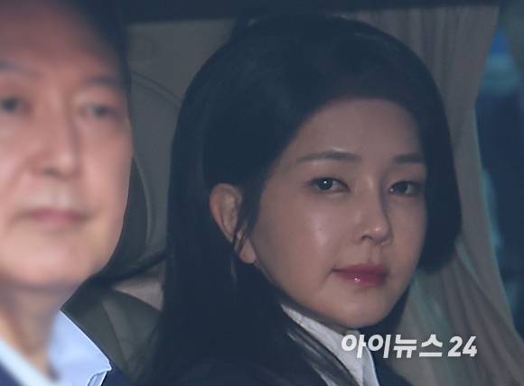윤석열 전 대통령의 부인 김건희 여사의 입원 사유가 극심한 우울증 때문이라는 보도가 나왔다. 사진은 윤 전 대통령과 김 여사가 탄 차량이 지난 11일 오후 서울 용산구 한남동 대통령 관저를 떠나 서초동 사저로 이동하고 있는 모습. [사진=정소희 기자]
