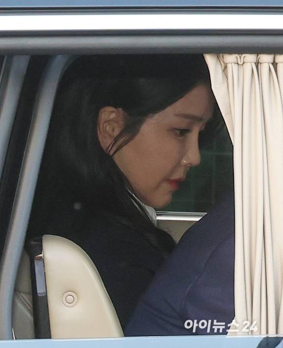 윤석열 전 대통령의 부인 김건희 여사의 입원 사유가 극심한 우울증 때문이라는 보도가 나왔다. 사진은 김 여사가 헌법재판소 파면 선고 일주일만인 11일 오후 서울 용산구 한남동 관저를 떠나고 있는 모습. [사진=정소희 기자]