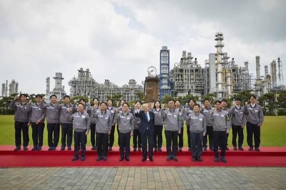 김승연 회장이 한화토탈에너지스 대산공장 임직원들과 위기극복의 의지를 다지는 기념 사진을 촬영하고 있다. [사진=한화]