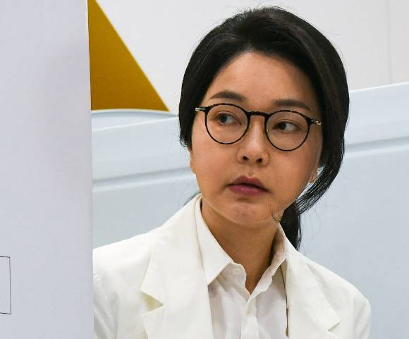 윤석열 전 대통령 배우자 김건희 여사가 제21대 대통령 선거일인 3일 서울 서초구 원명초등학교에 마련된 서초4동제3투표소에서 투표하기 위해 줄을 서고 있다. 2025.6.3 [사진=공동취재/연합뉴스]