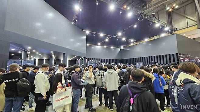 ▲ 결국 시연은 포기하고 멀리서나마 사진을 찍는 것으로 만족하기로 했습니다