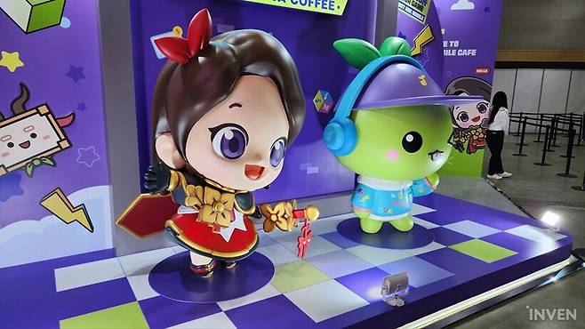 ▲ 로스트아크 모바일만의 캐릭터, 소드마스터가 모코코와 함께 반겨주네요