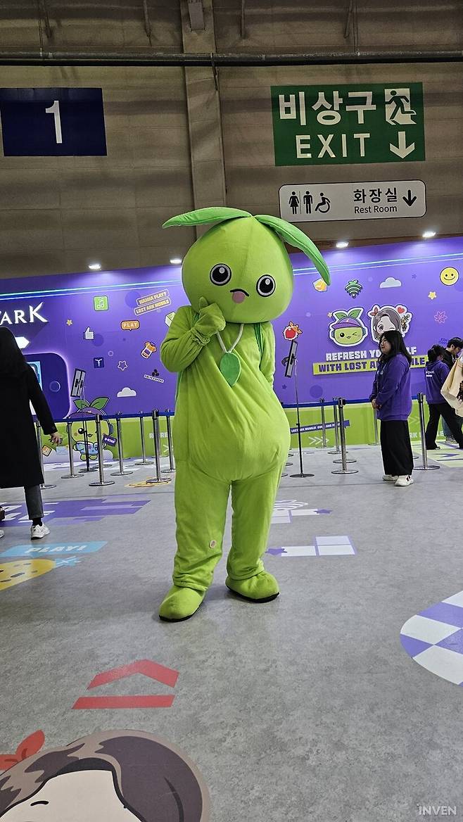 ▲ 한편 망치를 들고 계실 것 같은 모코코탈 코스어도 만나고