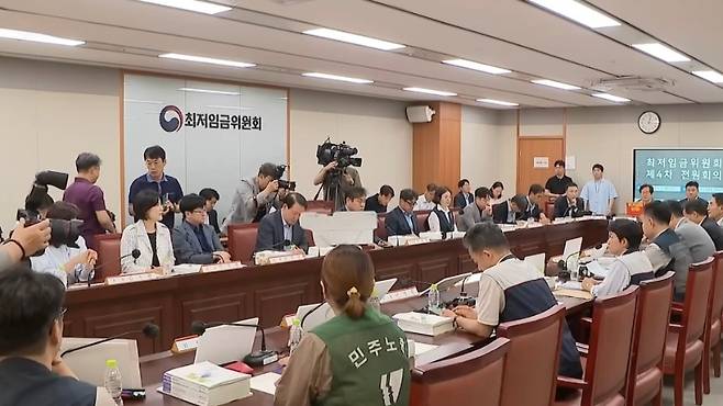지난 10일 열린 최저임금위원회 4차 전원회의. (SBS 캡처)