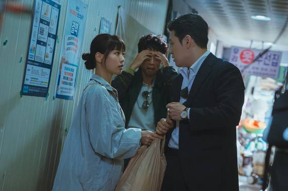 강하늘(한범우 역)과 고민시(모연주 역)가 전주 남부시장에서 승강이하고 있다. [사진 한남언니]