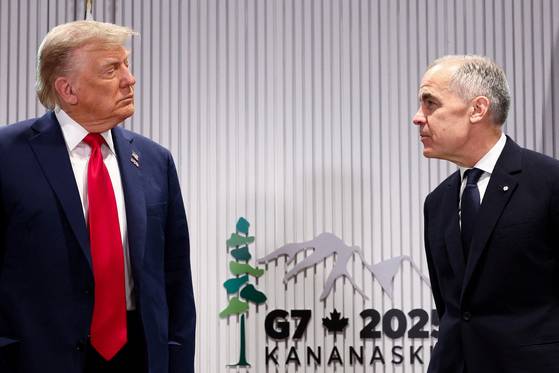 도널드 트럼프 미국 대통령이 16일(현지시간) 캐나다 앨버타주 카나나스키스에서 열린 G7 정상회의에서 마크 카니 캐나다 총리와의 회담에 앞서 기자들과 대화를 나누고 있다. 로이터=연합뉴스