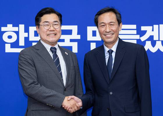 우상호 신임 대통령실 정무수석(오른쪽)이 10일 오후 서울 여의도 국회에서 박찬대 전 더불어민주당 대표 직무대행 겸 원내대표를 예방하고 있다. 뉴스1