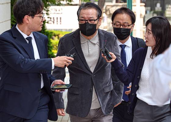 불법 정치자금 수수 혐의로 불구속 기소된 '건진법사' 전성배씨가 지난달 12일 서울남부지법에서 열린 두 번째 공판에 출석했다. 뉴스1