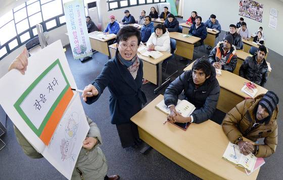2016년 충북 음성군 외국인 근로자들이 노동자 지원센터 한국어 교실에서 한글을 배우고 있다. 이 기사와 직접 관련 없는 자료 사진. 중앙포토