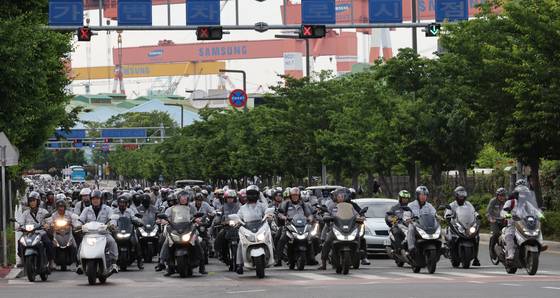 지난 5일 경남 거제시 삼성중공업에서 근무중인 국내외 근로자들이 일과를 마치고 퇴근하고 있다. 송봉근 기자