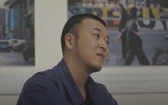 대통령실 전속사진사인 위성환 작가가 지난해 '우연의 고고학' 전시를 계기로 인터뷰를 하고 있다. 위 작가 유튜브 캡처