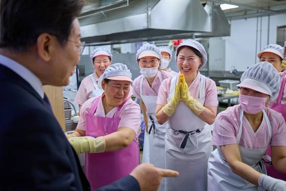 이재명 대통령이 지난 10일 서울 용산구 대통령실 청사에서 구내식당을 방문해 직원들과 대화하고 있다. 위성환 작가가 찍은 이 사진에는 구내 식당 직원들의 생생한 표정이 담겼다. 사진 대통령실