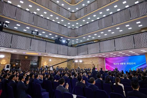 이재명 대통령의 지난 4일 국회 중앙홀에서 취임선서를 하는 모습. 위성환 작가가 찍은 이 사진에서 이 대통령 모습은 작은 대신 취임선서를 하는 공간은 크게 담겼다. 사진 대통령실