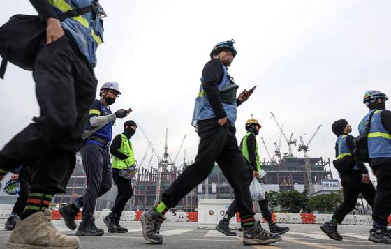내국인 근로자들이 경기도 한 반도체 공장 건설 현장으로 출근하고 있다. 2023년 6월 모습. 김성룡 기자