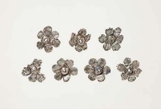 국가유산청 국립문화유산연구원 국립부여문화유산연구소가 17일 공주 무령왕릉과 왕릉원 1~4호분의 재조사 성과를 발표했다. 사진은 공주 왕릉원 3호분 출토 은제화형장식 모듬. 사진 국가유산청