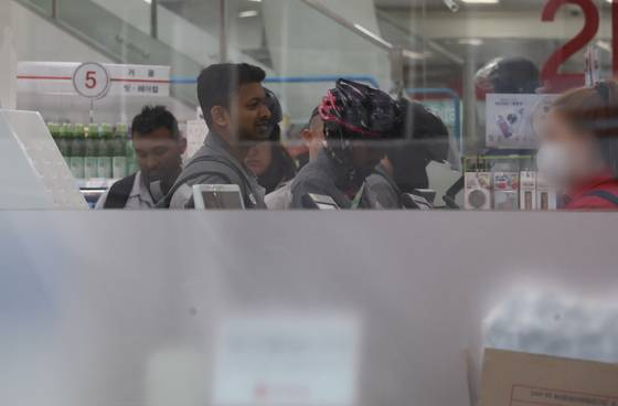 지난 5일 오후 경남 거제시 장평동 다이소 매장에 외국인 근로자들이 줄 서 있다. 인근 삼성중공업 조선소에서 퇴근한 외국인 근로자들이다. 송봉근 기자.