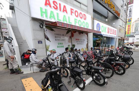5일 일과를 마치고 퇴근한 삼성중공업 외국인 노동자들이 음식 재료를 구입하기 위해 아시아마켓을 찾고 있다. 송봉근 기자. 2025.06.05.