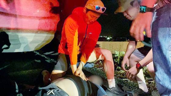 중앙119구조본부 이기평 소방장이 미국 콜로라도주 현지에서 교통사고 부상자를 구조한 뒤 심폐소생술을 실시하고 있다. 사진 소방청