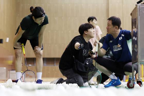 훈련 도중 박주봉 감독(맨 오른쪽)과 대화하는 안세영(왼쪽). 뉴시스